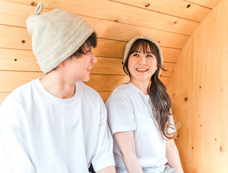 木のぬくもりを感じるサウナ空間