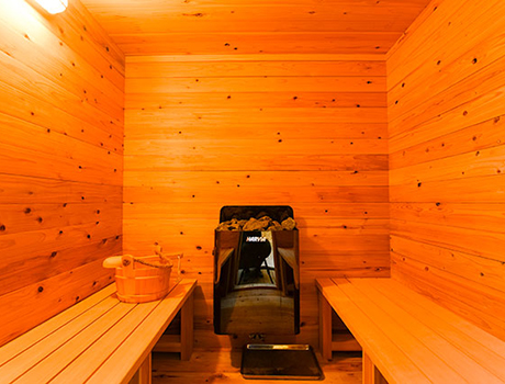 木のぬくもりを感じるサウナ空間